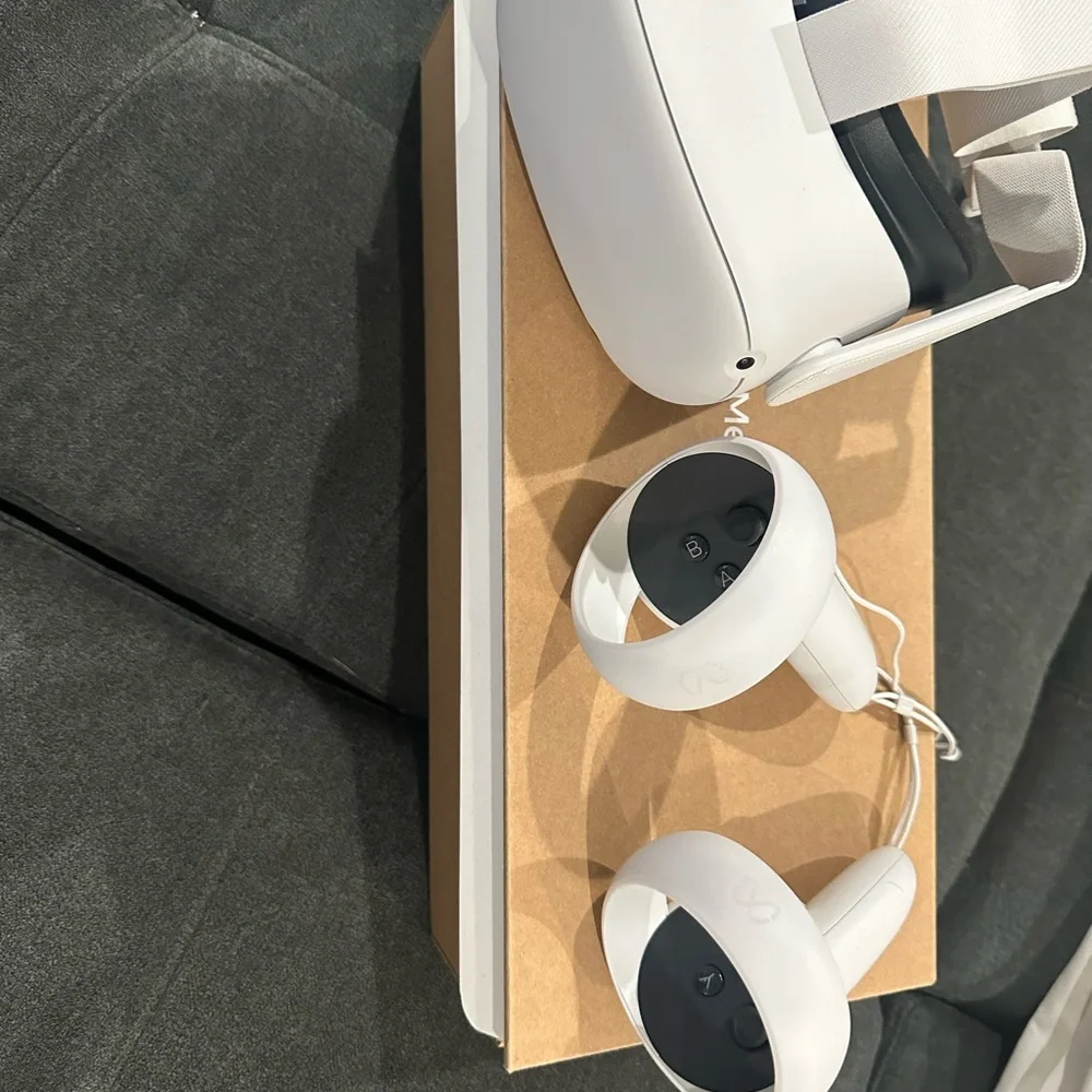 Oculus VR Headset with Controllers in White